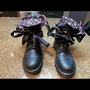 EUC black Doc Marten boots size 9 women’s